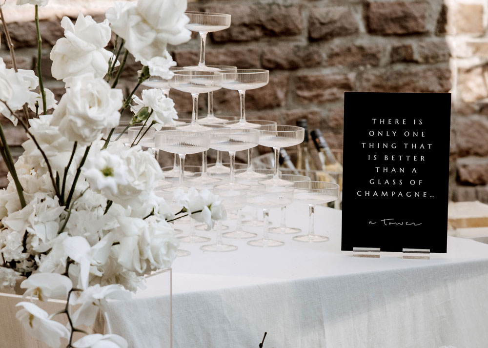 was-gehoert-zur-hochzeitspapeterie-champagner-tower-schild-tischkarte-bar-schild-hochzeit-verlia-papeterie