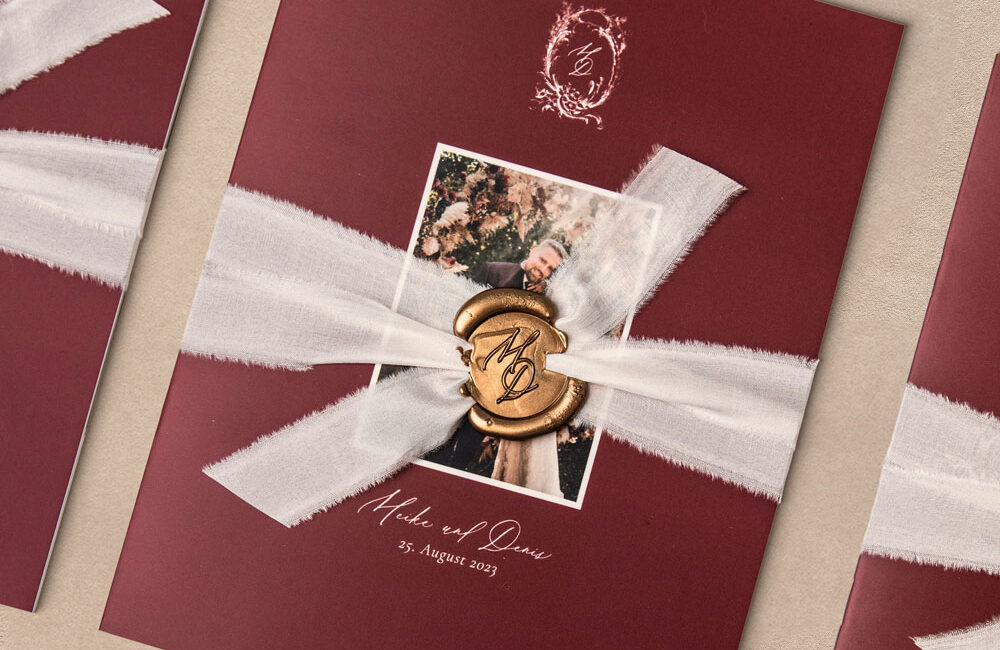 was-gehoert-zur-hochzeitspapeterie-dankeskarte-fotobuch-seidenband-wachssiegel-hochzeitslogo-verlia-papeterie