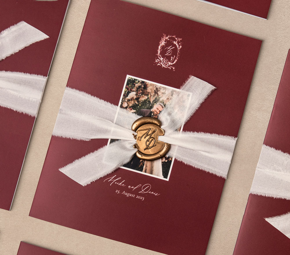 was-gehoert-zur-hochzeitspapeterie-dankeskarte-fotobuch-seidenband-wachssiegel-hochzeitslogo-verlia-papeterie