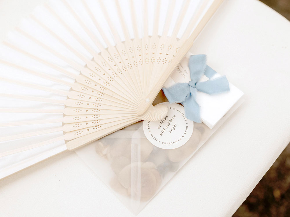 was-gehoert-zur-hochzeitspapeterie-freudentraenen-anhaenger-taschentuch-seidenband-bluetenkonfetti-aufkleber-konfetti-verlia-papeterie