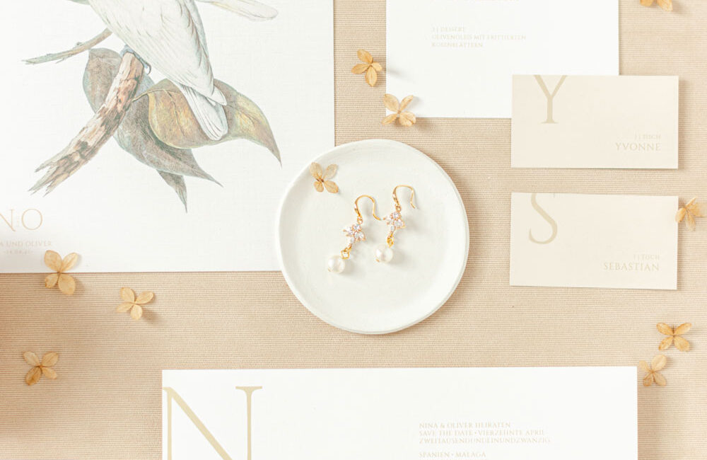 was-gehoert-zur-hochzeitspapeterie-hochzeitseinladung-hochzeit-detailkarte-namenskarte-papageien-tropisch-modern-verlia-papeterie