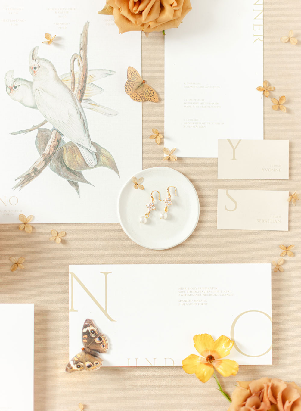 was-gehoert-zur-hochzeitspapeterie-hochzeitseinladung-hochzeit-detailkarte-namenskarte-papageien-tropisch-modern-verlia-papeterie