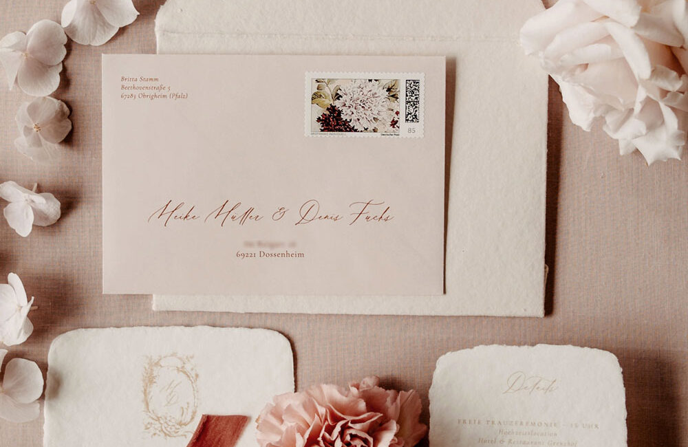 was-gehoert-zur-hochzeitspapeterie-hochzeitseinladung-hochzeit-handgeschoepftes-papier-einladungskarte-set-rot-rosa-creme-nude-verlia-papeterie