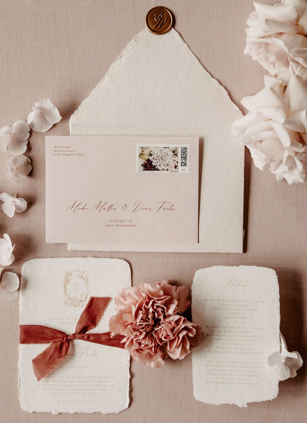 was-gehoert-zur-hochzeitspapeterie-hochzeitseinladung-hochzeit-handgeschoepftes-papier-einladungskarte-set-rot-rosa-creme-nude-verlia-papeterie