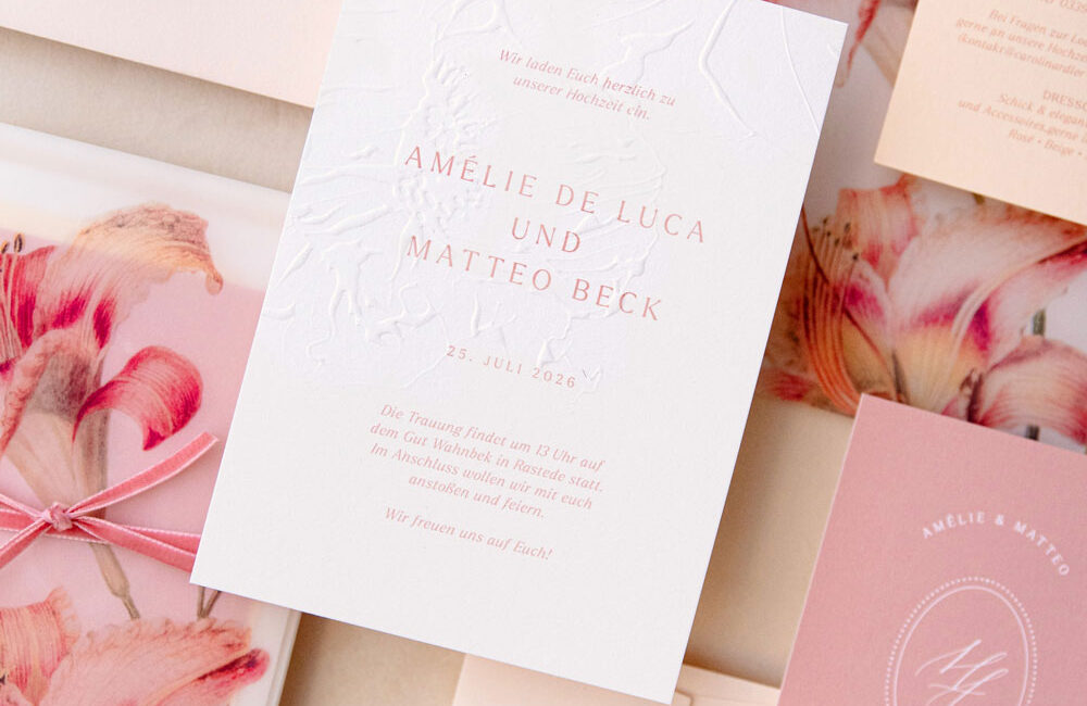 was-gehoert-zur-hochzeitspapeterie-hochzeitseinladung-set-hochzeit-blindpraegung-apricot-orange-gelb-lilien-blumen-einladung-karte-verlia-papeterie