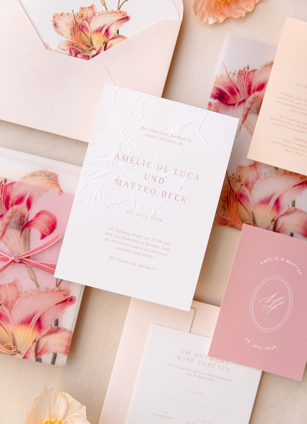 was-gehoert-zur-hochzeitspapeterie-hochzeitseinladung-set-hochzeit-blindpraegung-apricot-orange-gelb-lilien-blumen-einladung-karte-verlia-papeterie