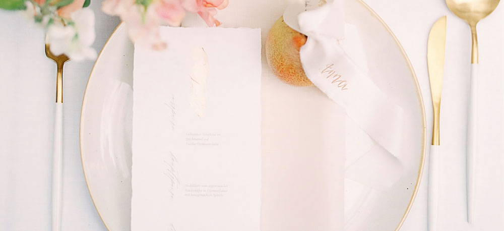 was-gehoert-zur-hochzeitspapeterie-menuekarte-platzkarte-tischkarten-birnen-hochzeit-namenskarte-verlia-papeterie