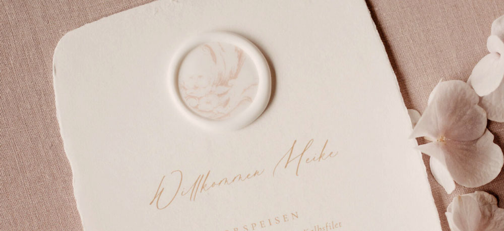 was-gehoert-zur-hochzeitspapeterie-menuekarte-platzkarte-tischkarten-hochzeit-namenskarte-buettenpapier-verlia-papeterie