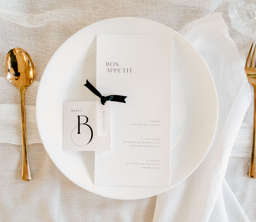 was-gehoert-zur-hochzeitspapeterie-menuekarte-platzkarte-tischkarten-hochzeit-namenskarte-verlia-papeterie