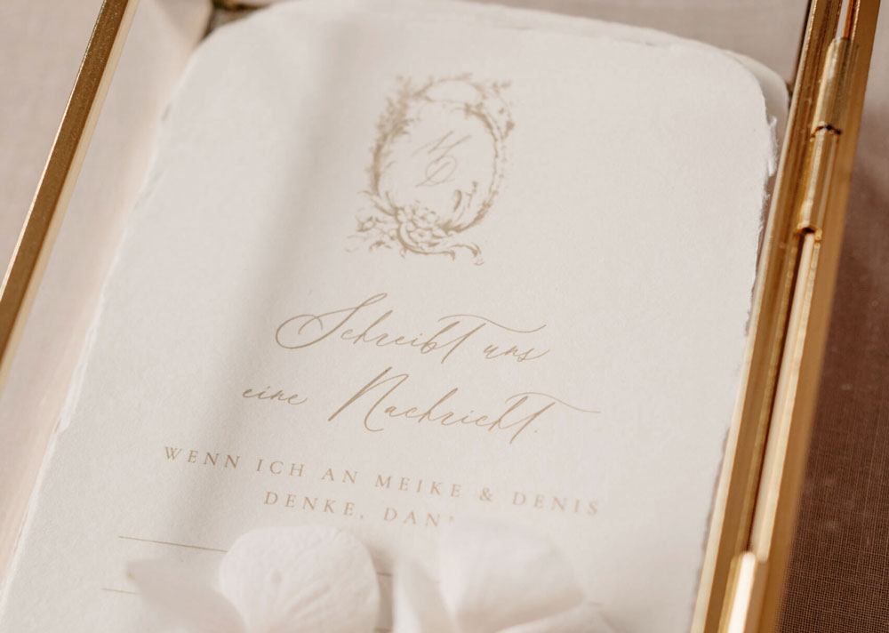 was-gehoert-zur-hochzeitspapeterie-nachricht-an-brautpaar-karte-handgeschoepftes-papier-schloss-hochzeit-kalligrafie-verlia-papeterie