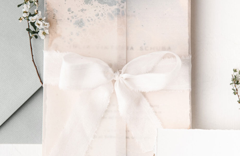 was-gehoert-zur-hochzeitspapeterie-save-the-date-karte-hochzeit-transparentpapier-salbei-blau-sand-seidenband-verlia-papeterie