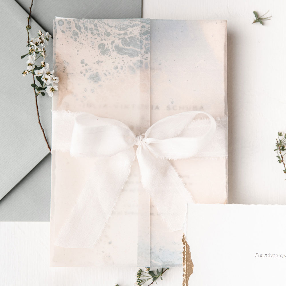 was-gehoert-zur-hochzeitspapeterie-save-the-date-karte-hochzeit-transparentpapier-salbei-blau-sand-seidenband-verlia-papeterie