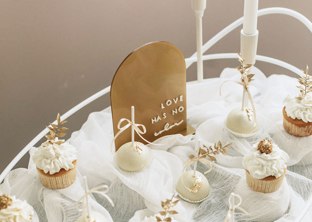 was-gehoert-zur-hochzeitspapeterie-sweet-table-schild-acrylglas-gold-weiss-verlia-papeterie