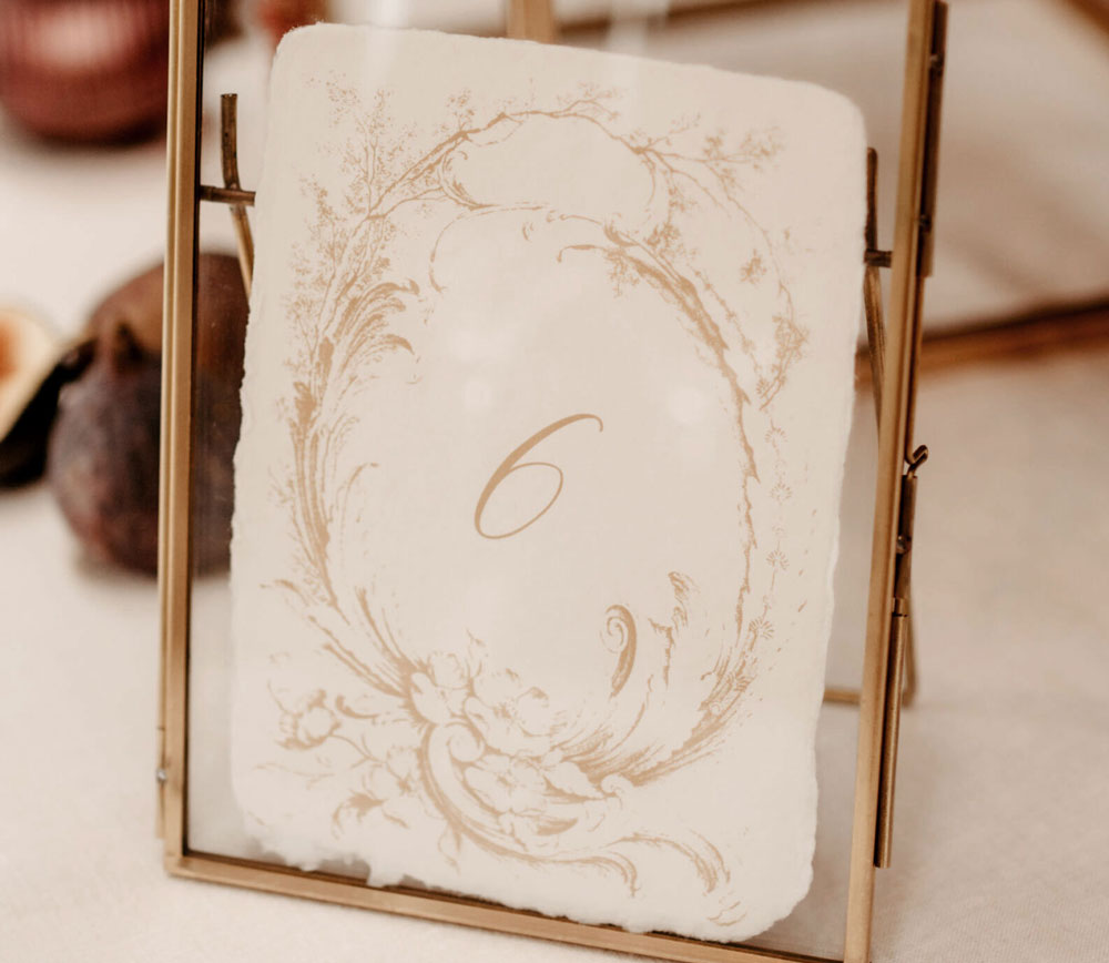 was-gehoert-zur-hochzeitspapeterie-tischnummer-tischkarte-schild-karte-handgeschoepftes-papier-schloss-hochzeit-verlia-papeterie