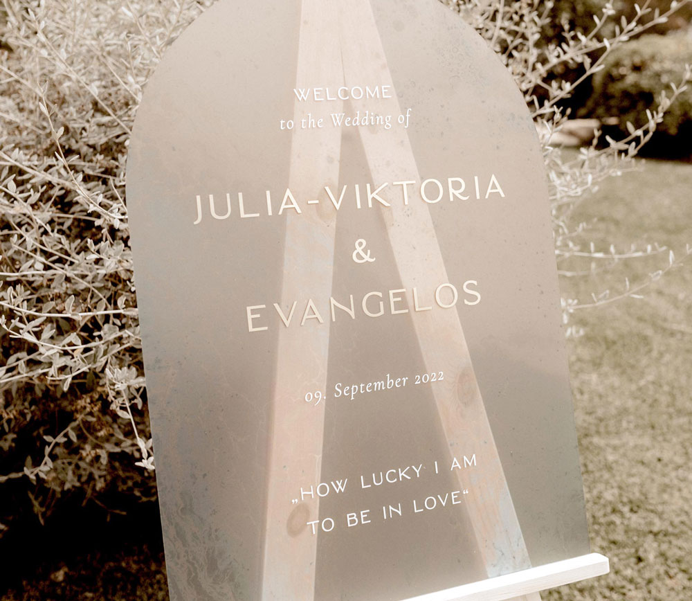 was-gehoert-zur-hochzeitspapeterie-willkommensschild-torbogen-halbrund-abgerundet-acrylglas-gold-salbei-gruen-verlia-papeterie