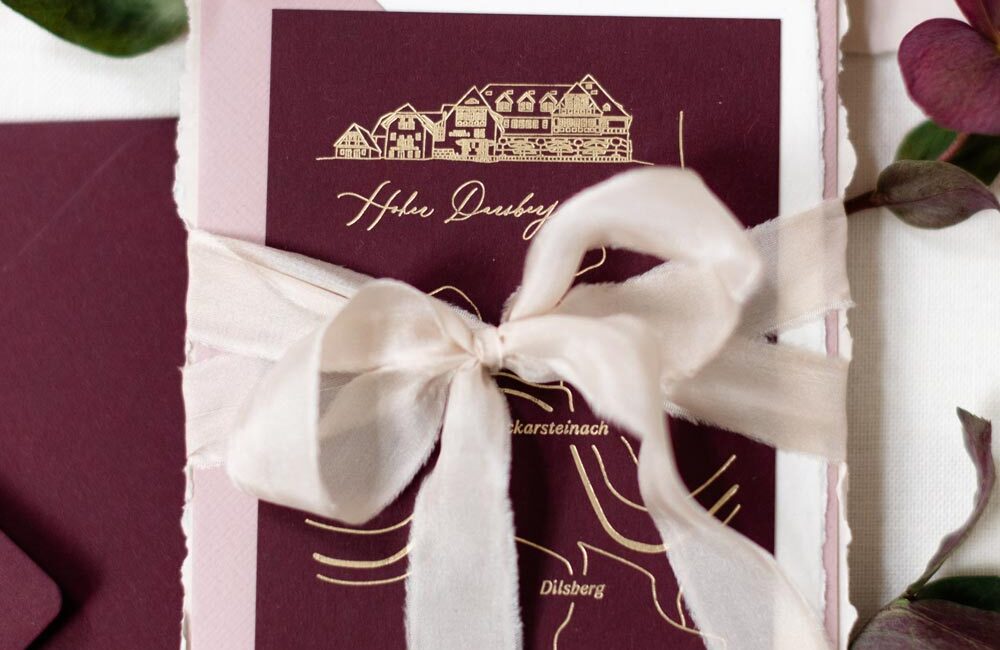 Elegantes Hochzeitseinladungsset mit Schleifenband und Zusatzkarten wie Detaillarte, ANtwortkarte und Anfahrtsskizze