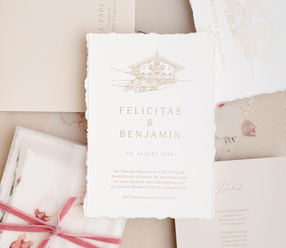 Minimalistische Hochzeitseinladung mit transparentem Einschlagpapier, Samtband und Antwortkarte mit QR-Code, Tegernsee Hochzeit