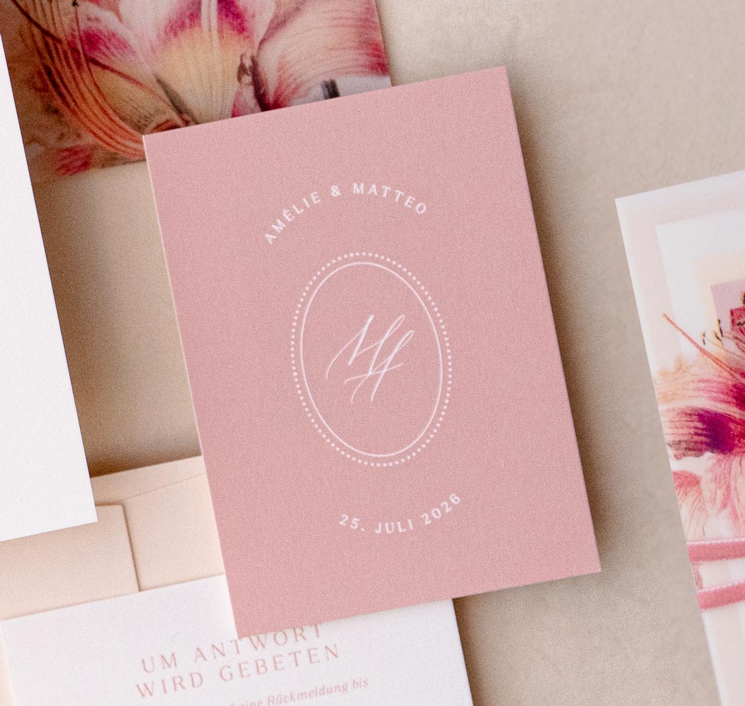 Minimalistische Antwortkarte mit Hochzeitslogo und QR Code auf Rückseite