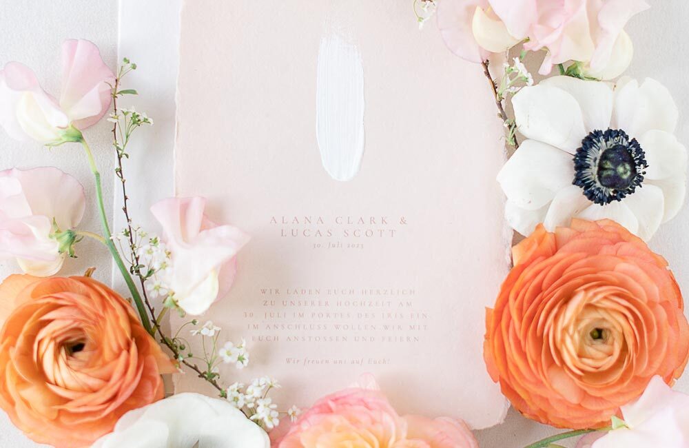 Künsterlische Einladungskarte zur Hochzeit im floralen Flatlay