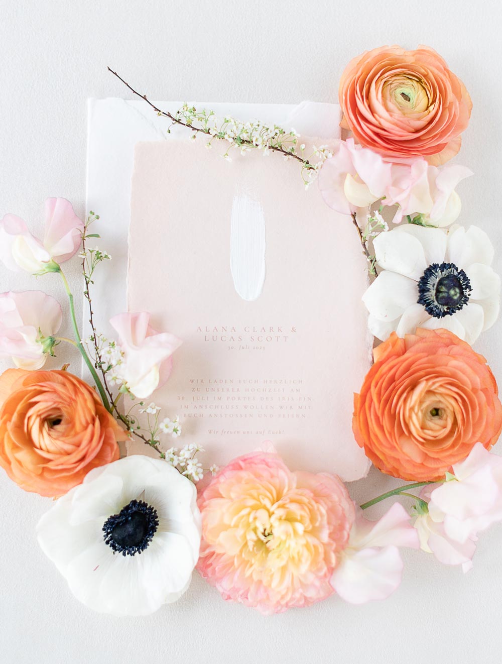 Künsterlische Einladungskarte zur Hochzeit im floralen Flatlay