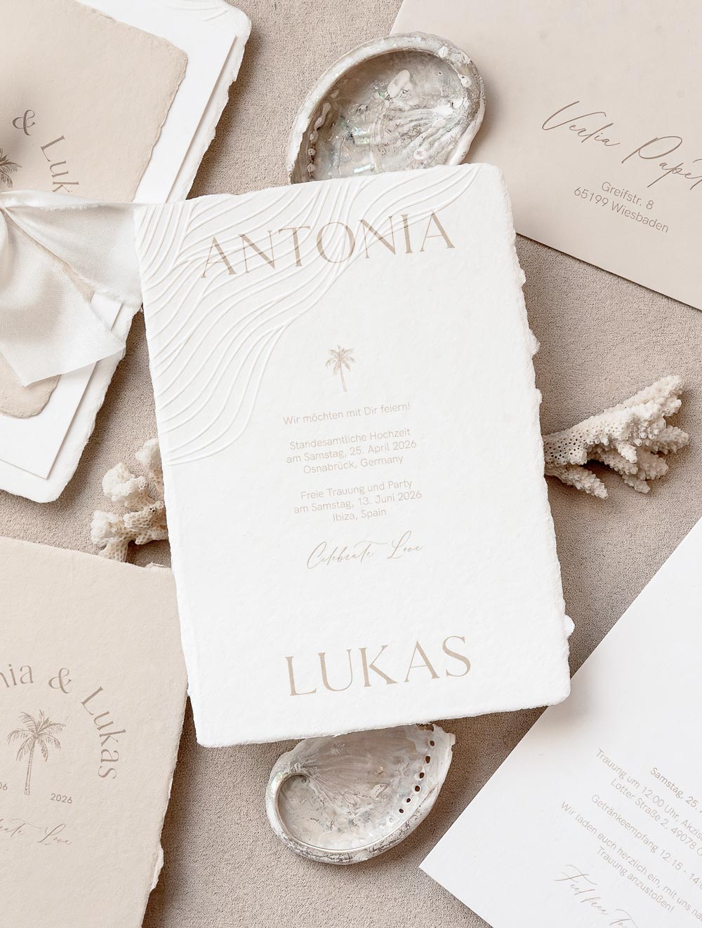 Elegante Hochzeitseinladung mit Blindprägung für eine Strand Beach Club Hochzeit