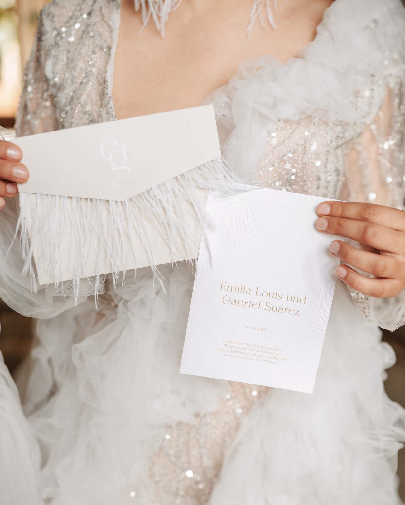 Hochzeitspapeterie mit Einladung und Briefumschlag mit Federn