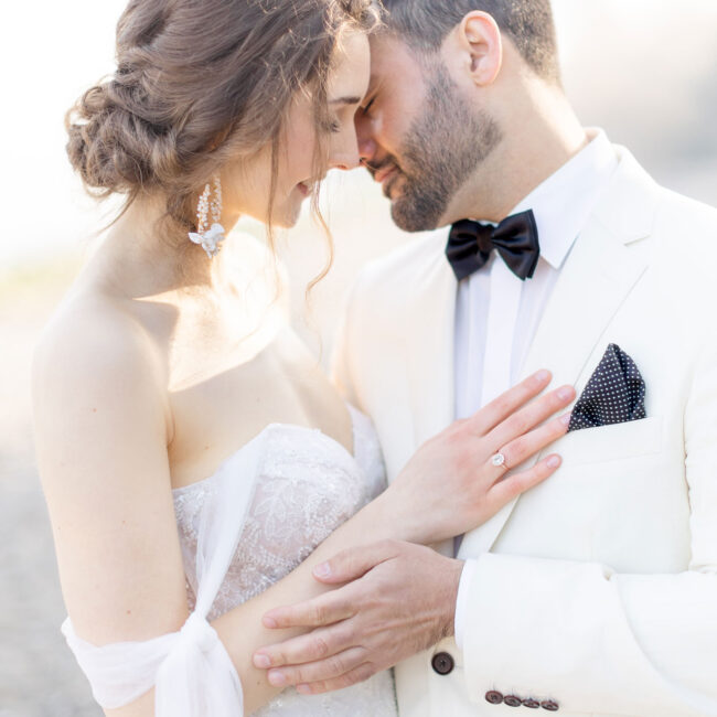 Brautpaar bei einer sommerlichen Hochzeit am Strand mit Blick auf das Meer