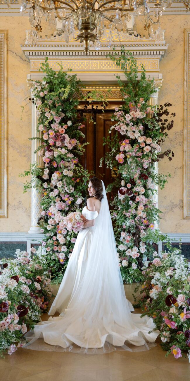 Eleganter Blumenbogen mit Rosen als Hochzeitsdekoration
