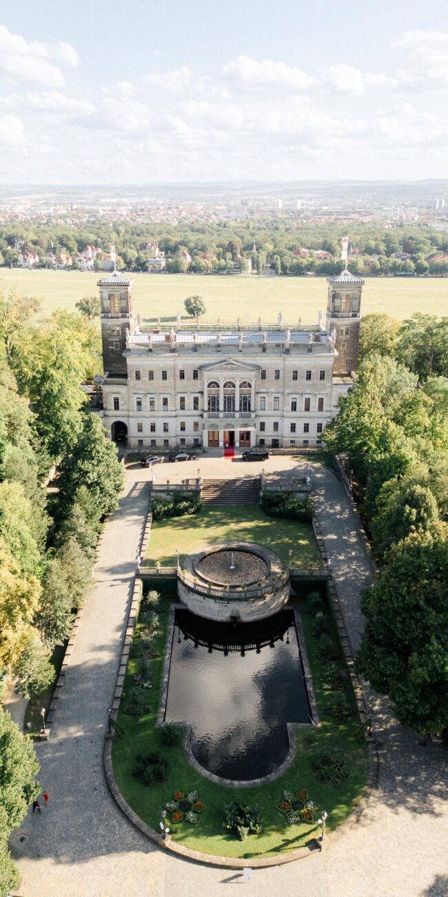 Luftaufnahme des Schlosses Albrechtsberg in Dresden mit Parkanlage