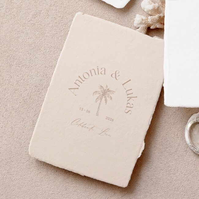 Individuelle Detailkarte auf handgeschöpftem Papier mit Palmenmotiv und Hochzeitslogo