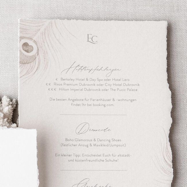 Handgerissene Detailkarte mit Feder Illustration in Beige und Hochzeitslogo