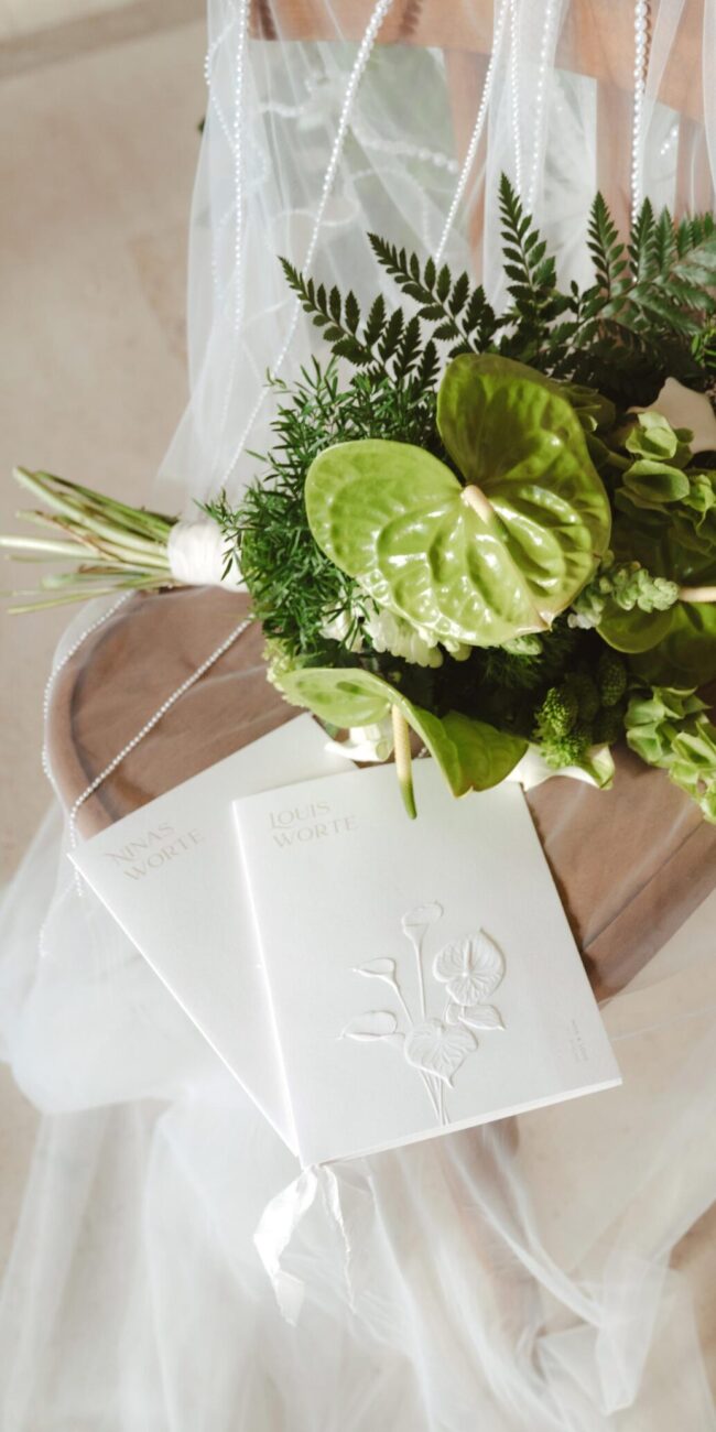 Heft für Eheversprechen mit floraler 3D-Prägung eines Anthurienmotivs