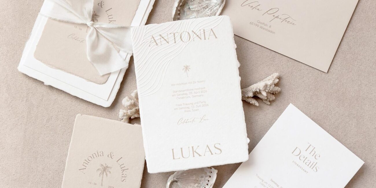 Individuelles Hochzeitseinladungsset aus handgeschöpftem Papier in Beige für eine Strandhochzeit in einem Beach Club auf Ibiza