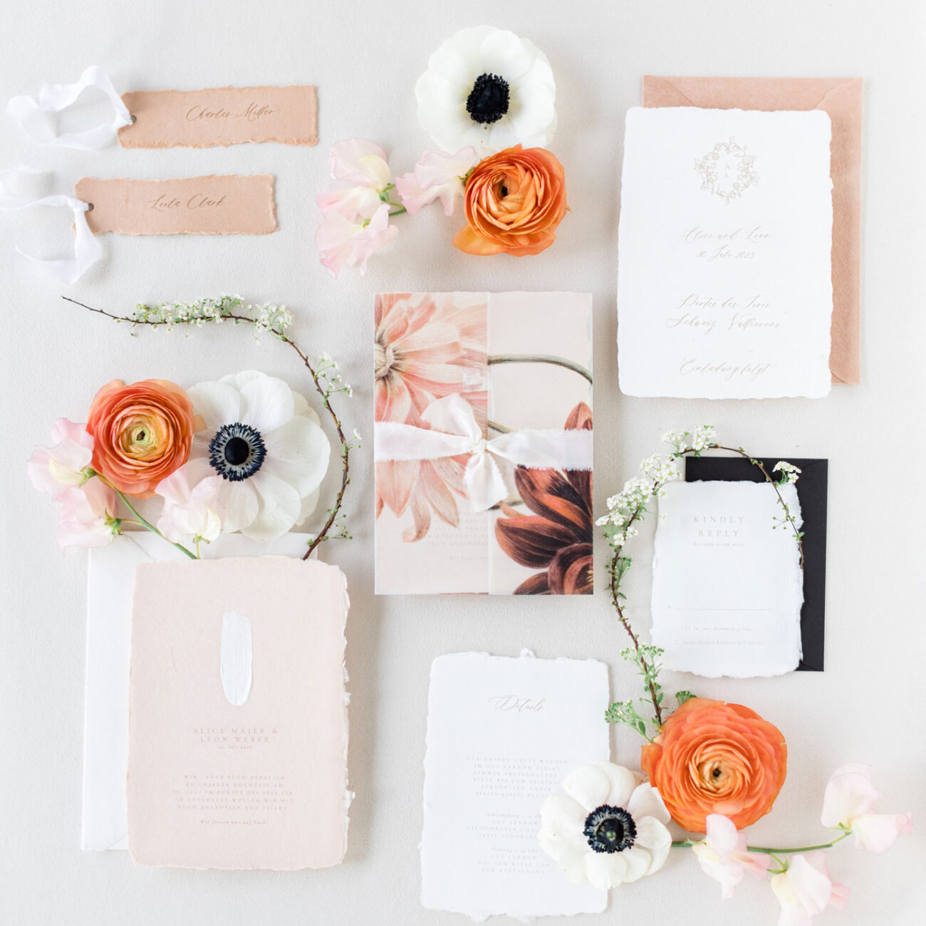 Individuelles Hochzeitseinladungsset aus handgeschöpftem Papier mit floraler Illustration, transparentem Einschlagpapier und Seidenband in Peach und Apricot