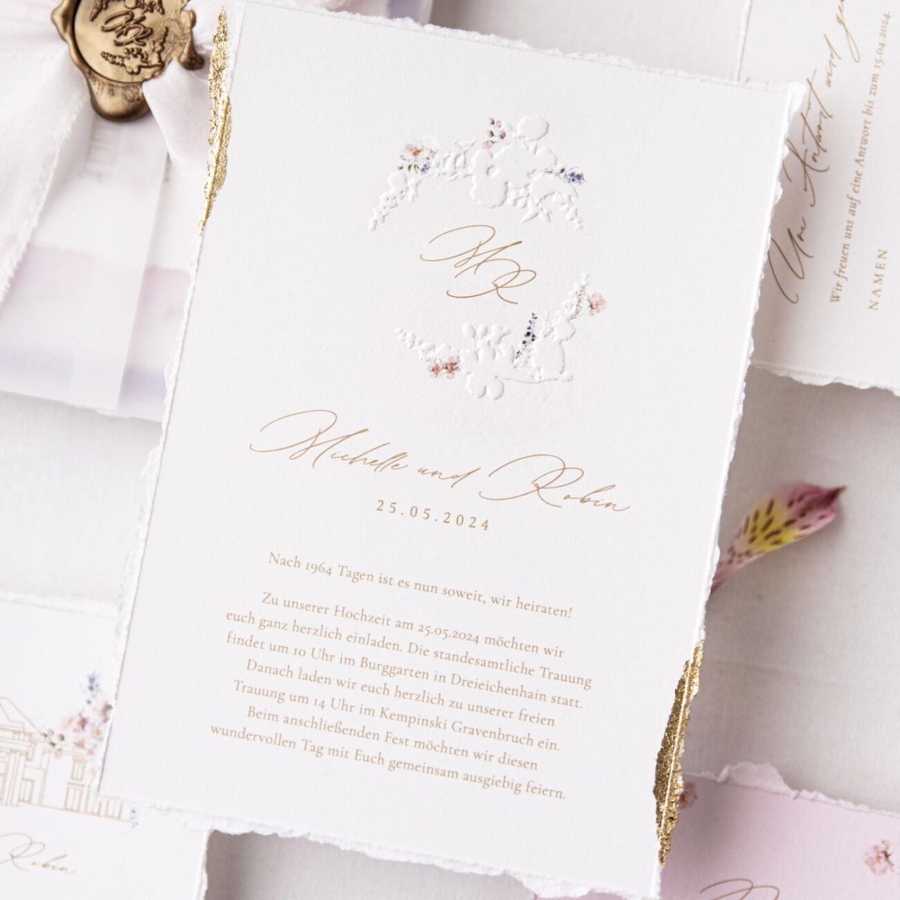 Individuelle Hochzeitseinladung mit floraler Blindpärgung und Blumenakzenten und Gold Details