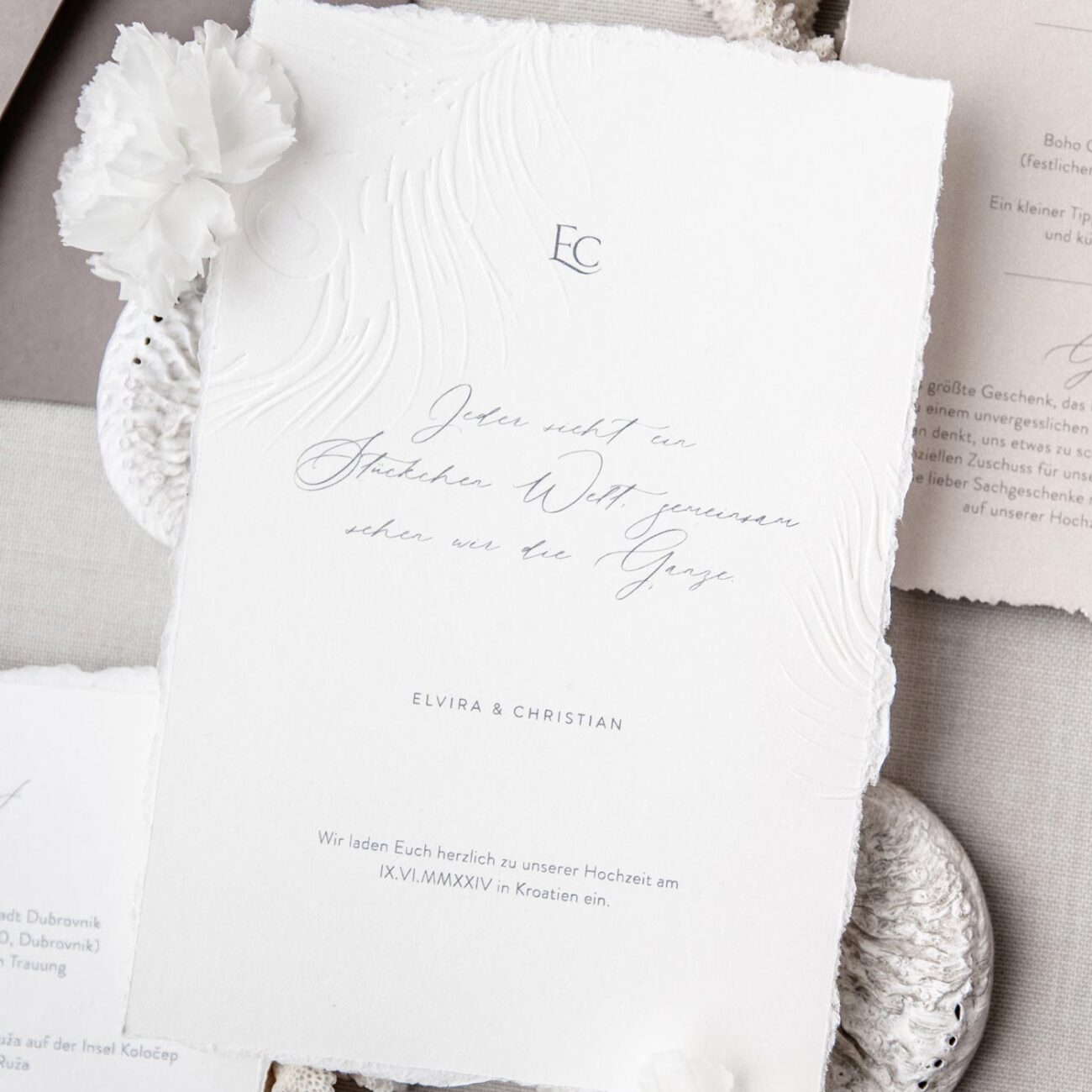Individuelle Hochzeitseinladung mit Blindprägung und erhabenen Prägung für eine Hochzeit an der kroatischen Küste
