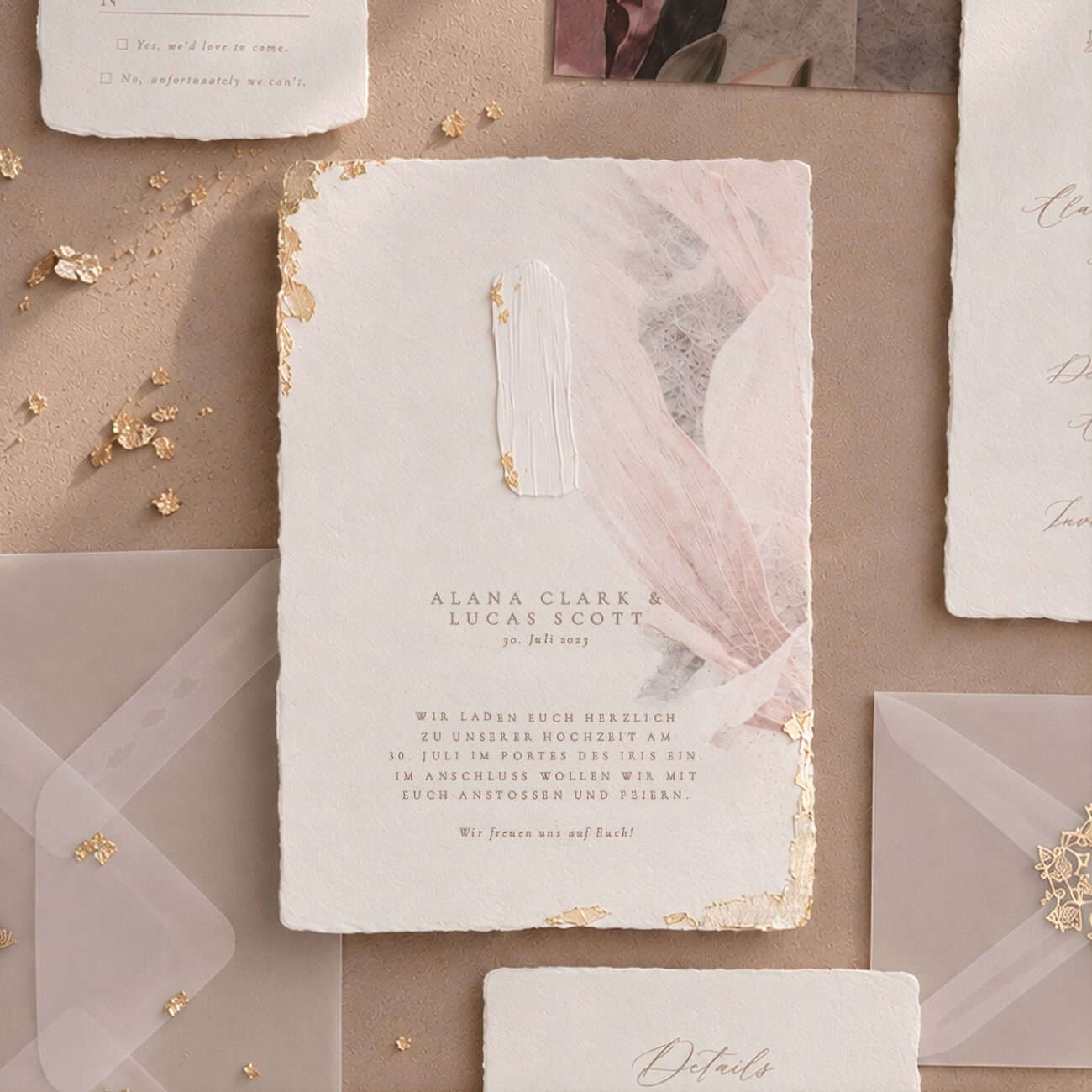 Individuelle Hochzeitseinladung aus handgeschöpftem Papier mit einer Magnolien Illustration, goldenen Details und weißen Pinselstrich für eine Schloss Hochzeit