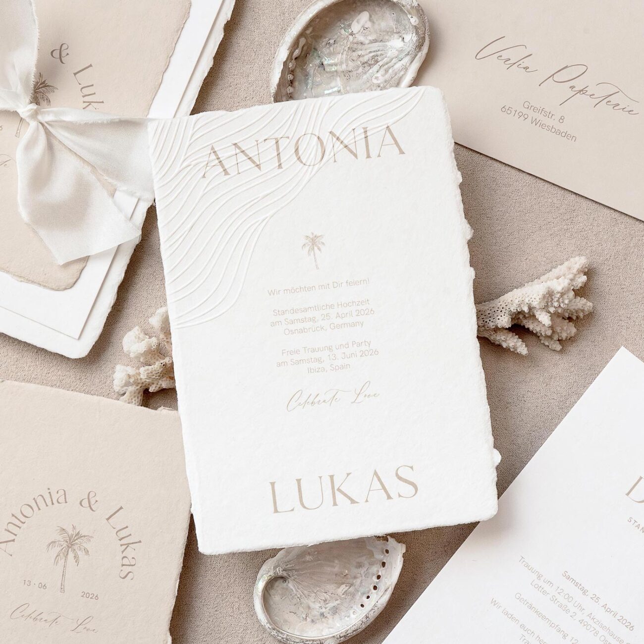 Individuelles Hochzeitseinladungsset aus handgeschöpftem Papier in Beige für eine Strandhochzeit in einem Beach Club auf Ibiza