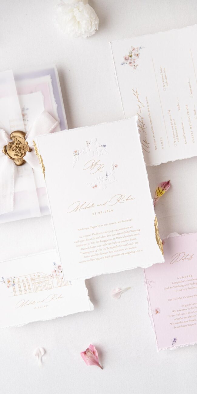 Individuelle Hochzeitseinladung mit floraler Blindpärgung und Blumenakzenten und Gold Details