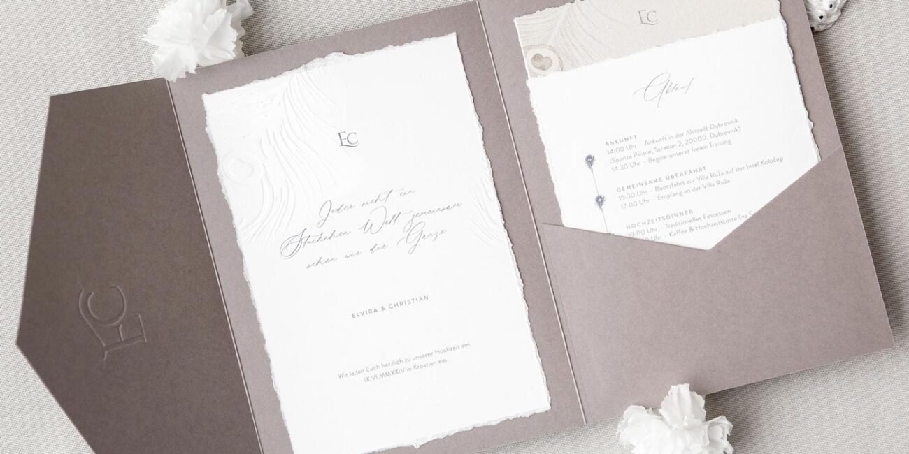 Individuelle Hochzeitseinladung mit Pocketfolder und feinem geprägten Federmotiv für eine Hochzeit an der kroatischen Küste