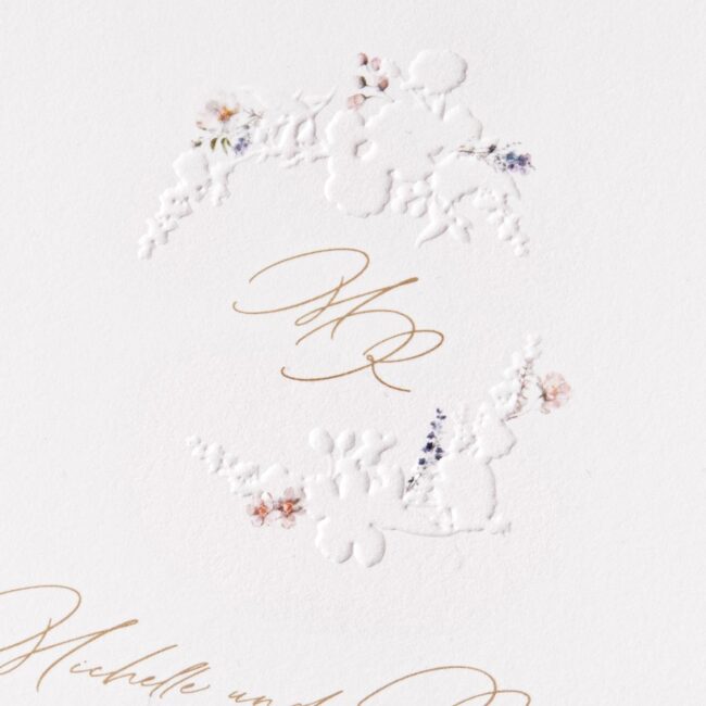Individuelles Hochzeitslogo mit floraler Blindprägung auf hochwertigem Papier