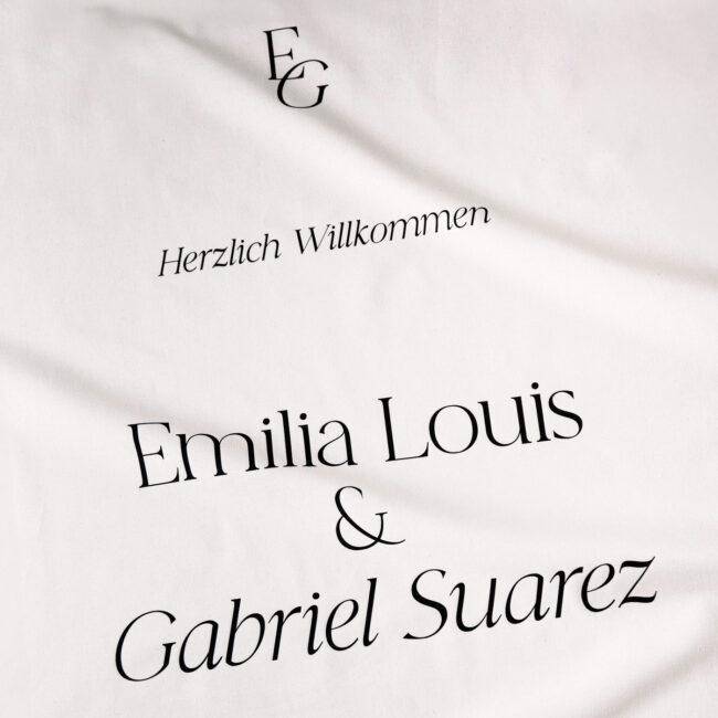 Stoffbanner mit individuellem Hochzeitslogo und Willkommensschriftzug