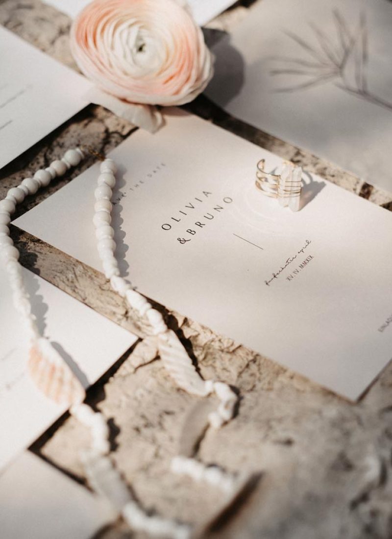 Hochzeitspapeterie: Moderne Save The Date Karte mit Strelizie illustration, mediteran typografie