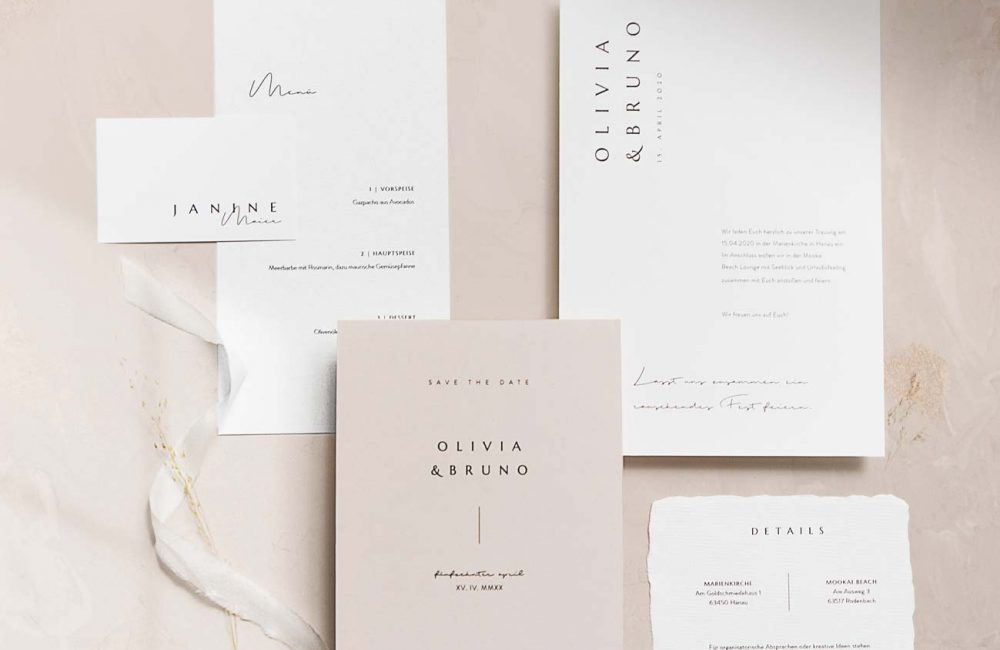 Hochzeitspapeterie: Moderne vorgefertigte Hochzeitseinladungskarte und Save The Date Karte in Nude und weiß, minimalistisch