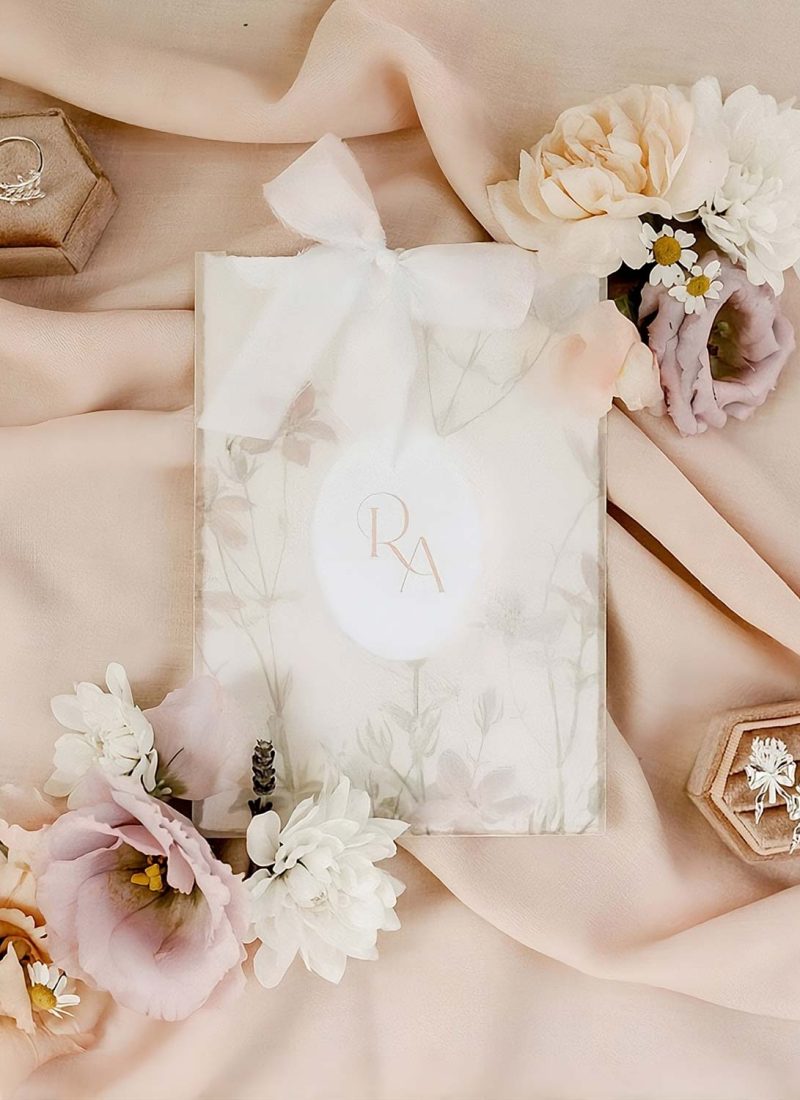 fleur-hochzeitspapeterie-kollektion-hochzeitslogo-fineart-einladung-hochzeit-hochzeitseinladung-design-vellum-transparentpapier-verlia-papeterie