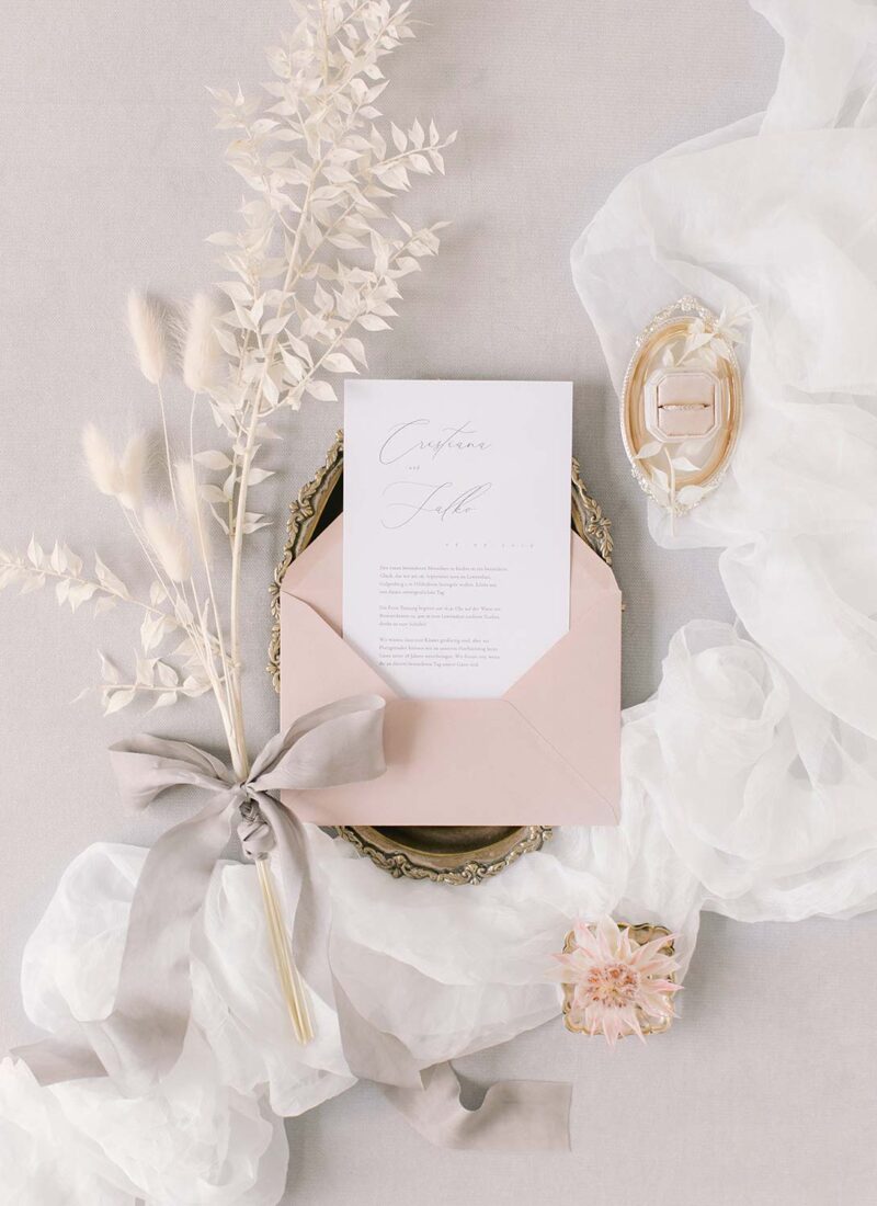 Hochzeitspapeterie: Elegante vorgefertigte Hochzeitseinladung minimalistisch mit rosa Umschlag, Flatlay styling, Ruskus Tüll