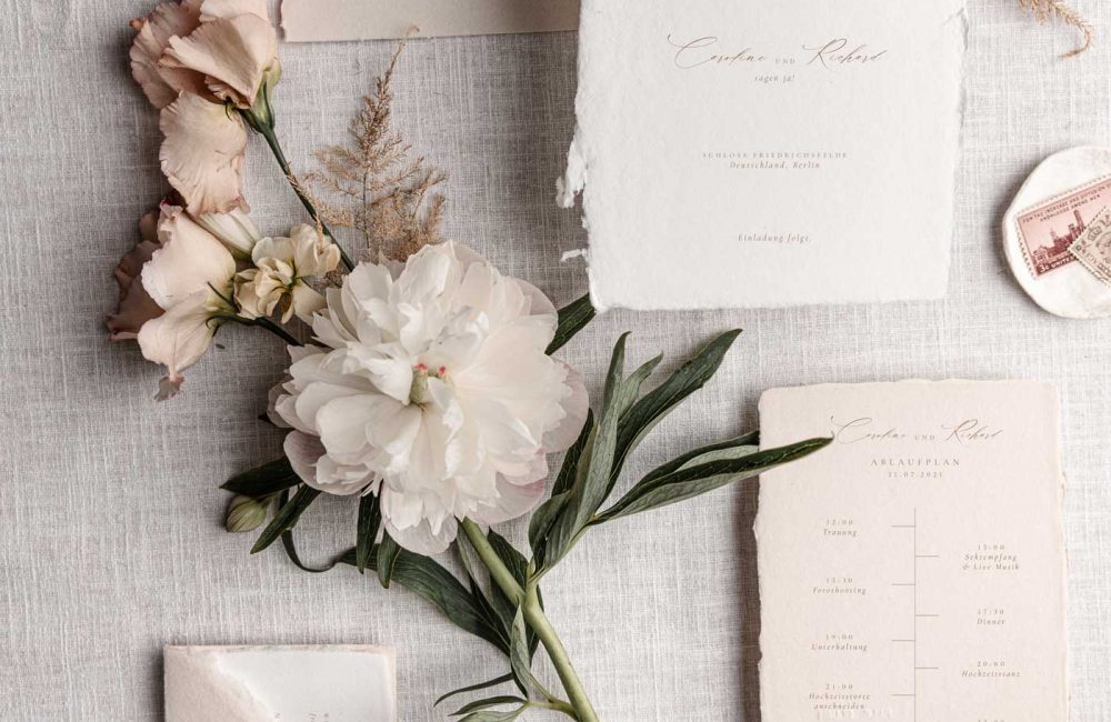 Hochzeitspapeterie: Luxus Einladungskarte mit filigraner Blumen Illustration, Blumenkranz mit moderner Kalligrafie und Blumen Briefumschlag Liner