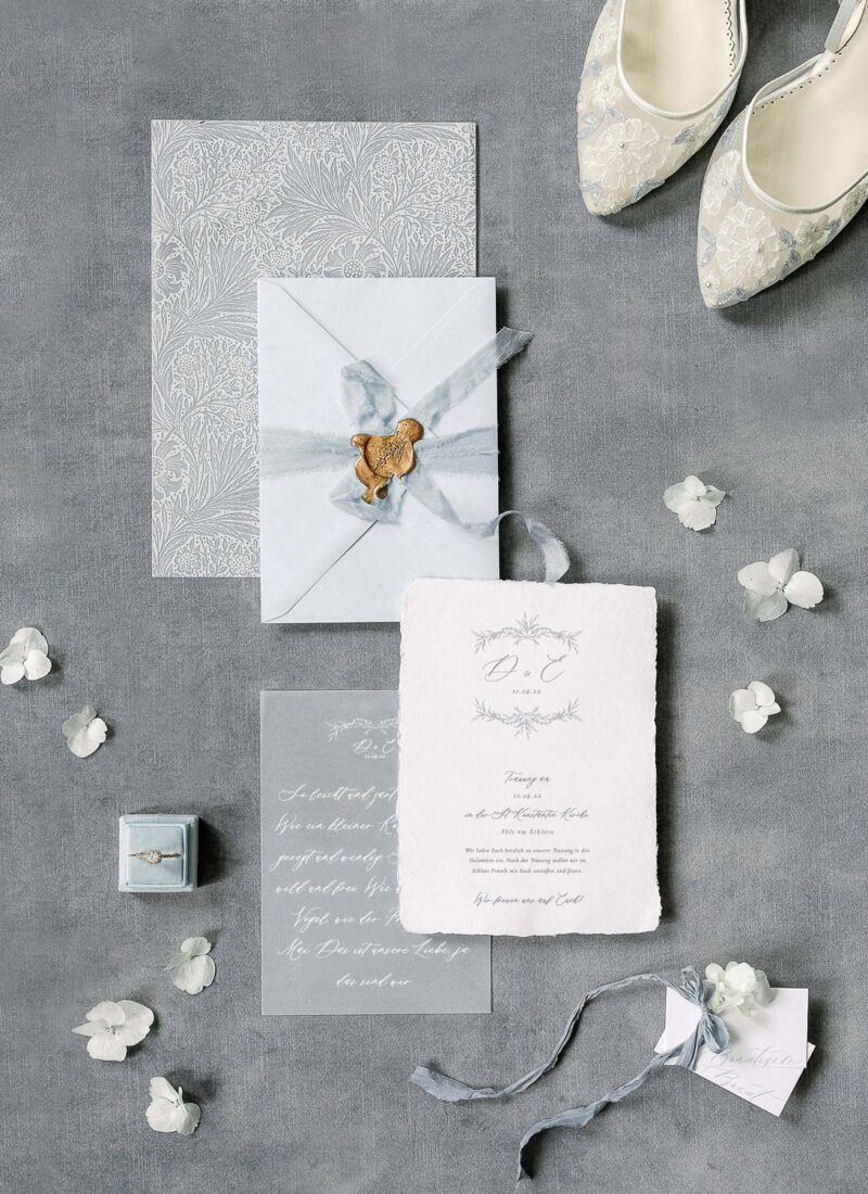 Hochzeitspapeterie: vorgefertigtes Einladungsset für die Winterhochzeit, heiraten im Winter Schnee, hellblau elegante Einladungen